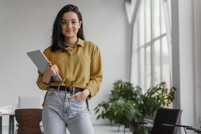 Imagen de <a href="https://www.freepik.es/foto-gratis/joven-empresaria-posando-espacio-copia_12142771.htm#query=emprendedor&position=1&from_view=search&track=sph">Freepik</a>